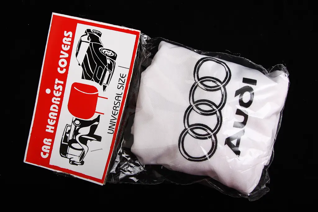 чехлы на подголовники белые Audi