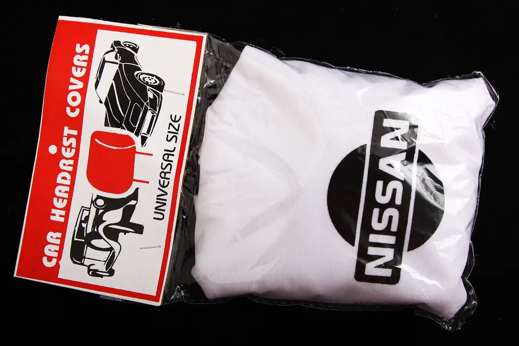 чехлы на подголовники белые Nissan
