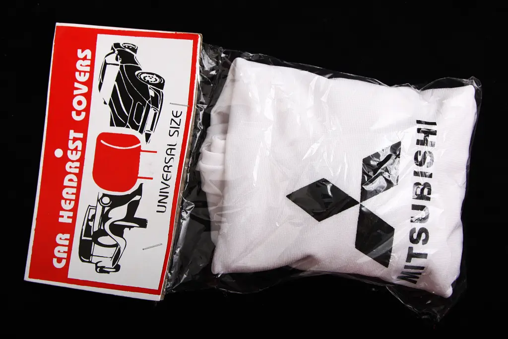 чехлы на подголовники белые Mitsubishi