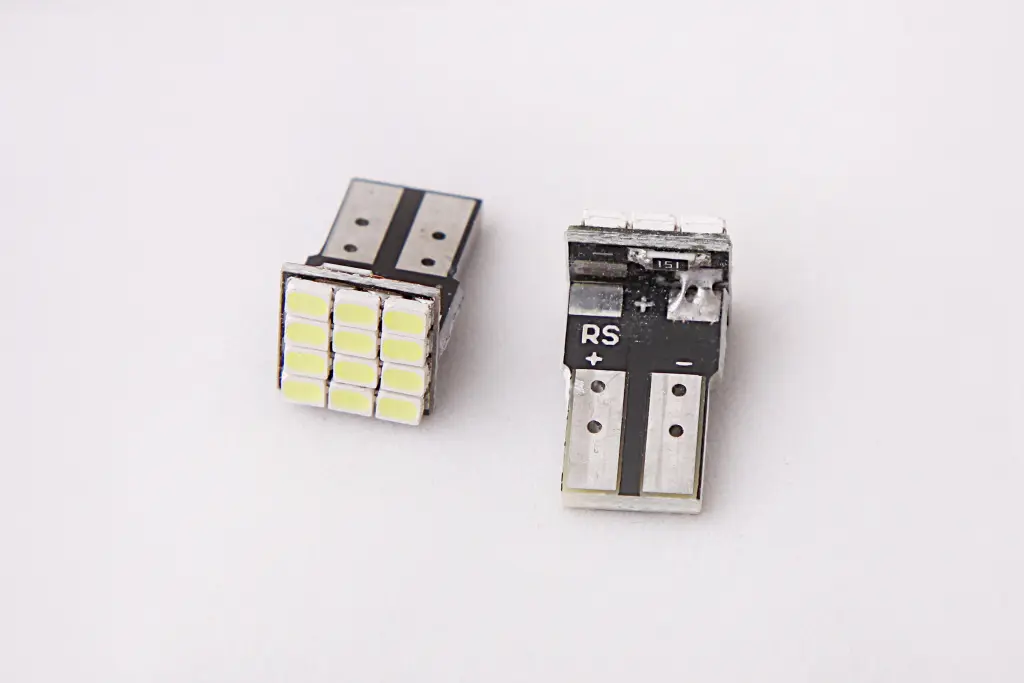 лампа диодная 12В безцок. T10 12-SMD 1206 
