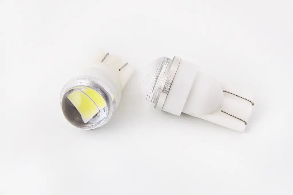 лампа диодная 12В безцок. T10 2-SMD 5630 стекло с линзой и радиатором 