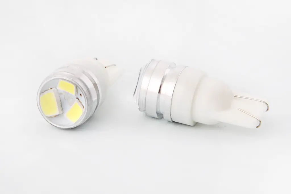 лампа диодная 12В безцок. T10 3-SMD 2835 стекло с линзой и радиатором 