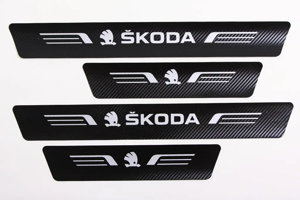 наклейка на пороги Skoda чорний карбон 