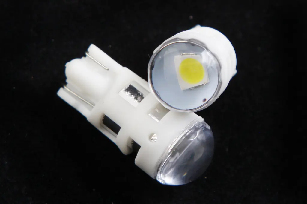 лампа диодная 12В безцок. T10 1-SMD 5050 стекло с линзой 