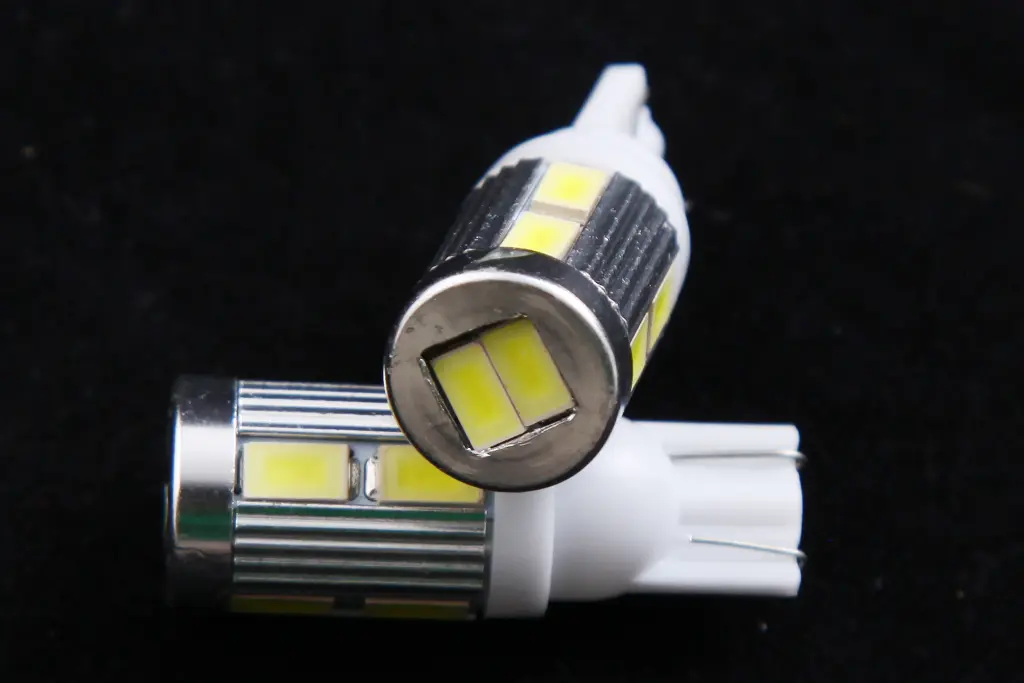 лампа диодная 12В безцок. T10 10-SMD 5630 с радиатором 