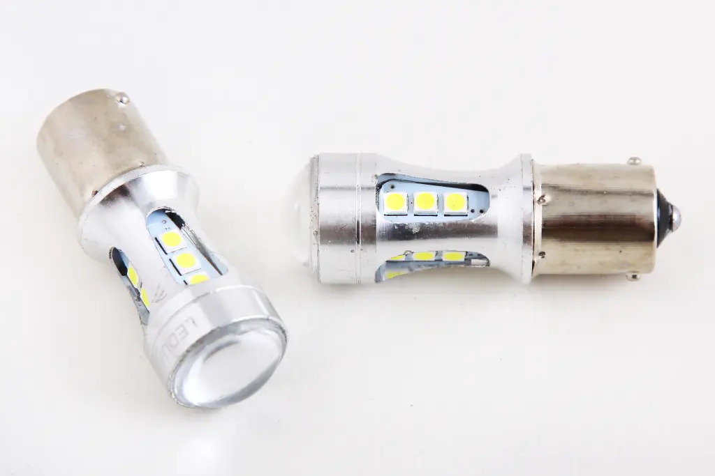 лампа діодна 12В T25 18-SMD 3030 скло з лінзою і радіатором 